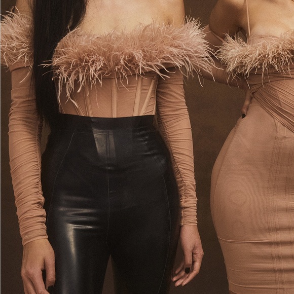 HOUSE OF CB 'Faith' Blush Off The Shoulder Feather Bodysuit NWOT - Picture 4 of 17